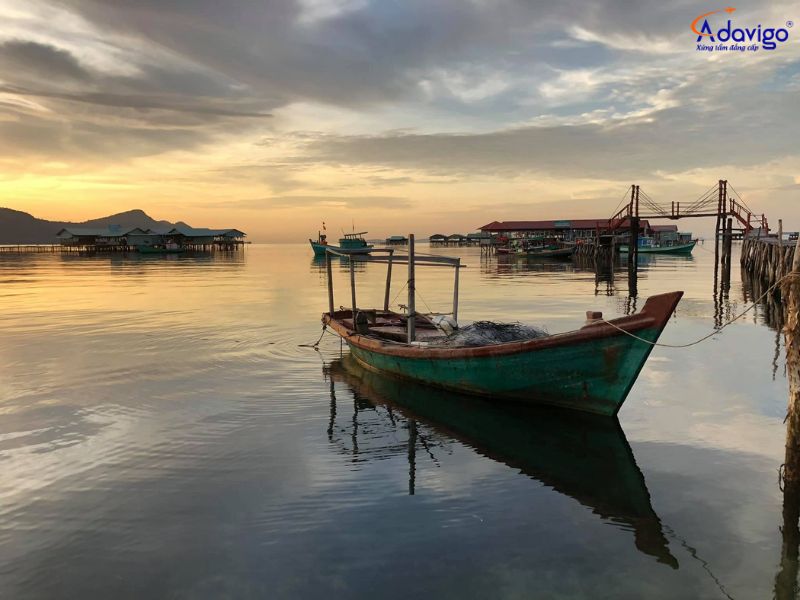 Du khách đi phà tới Rạch Vẹm Phú Quốc