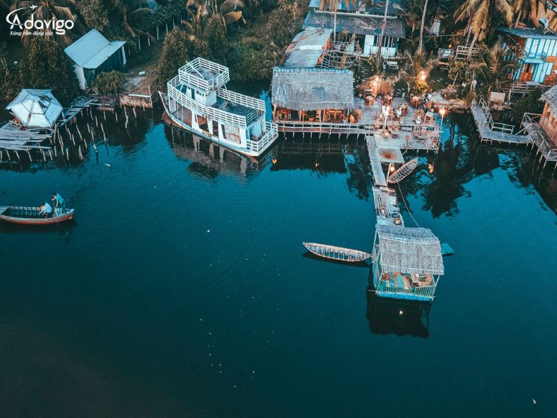 Ngắm nhìn khung cảnh nhà bè tại Rạch Vẹm