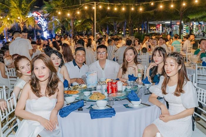 Kh&ocirc;ng kh&iacute; của buổi tiệc