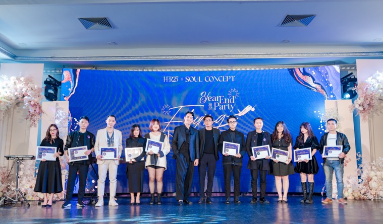 Trao giải cho nh&acirc;n vi&ecirc;n xuất sắc