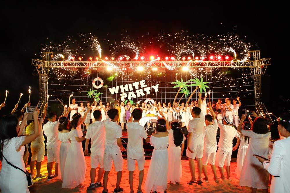 Trang phục year end party kh&ocirc;ng gian ngo&agrave;i trời