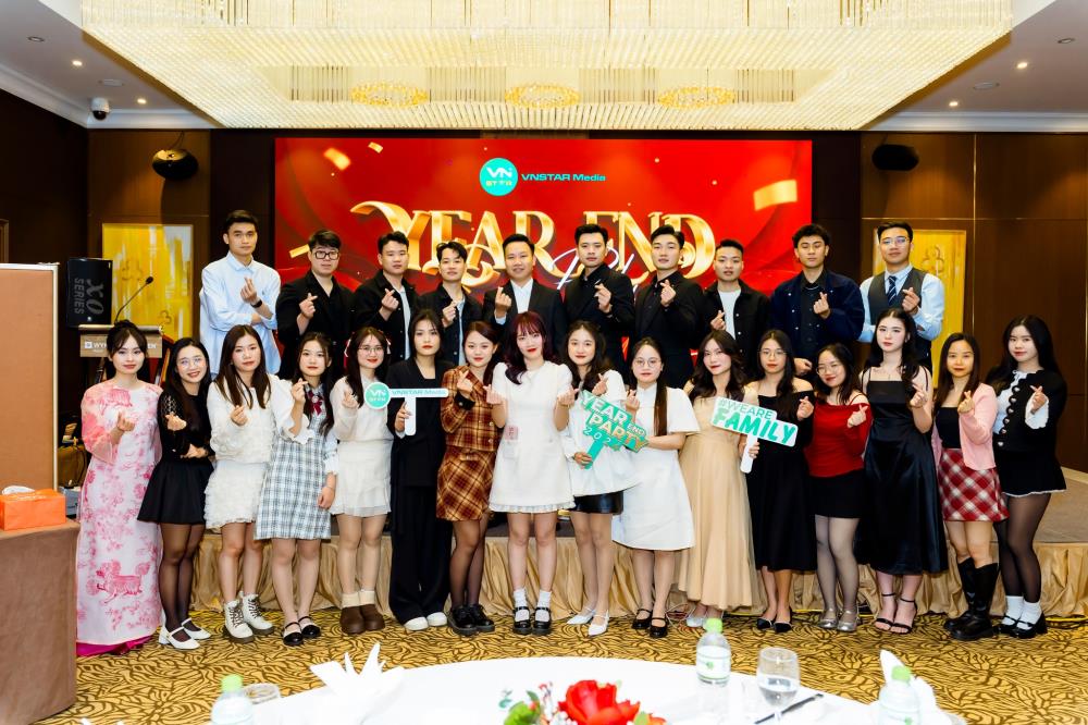 Trang phục year end party kh&ocirc;ng gian trong nh&agrave;