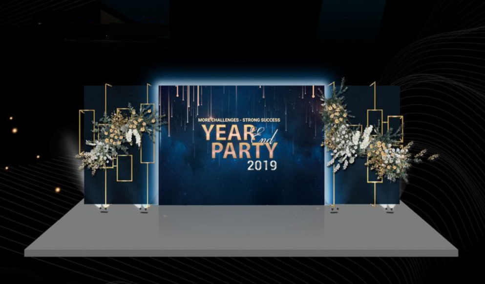 Backdrop sang trọng navy &ndash; gold với bố cục hoa trang tr&iacute; tạo điểm nhấn đẳng cấp.