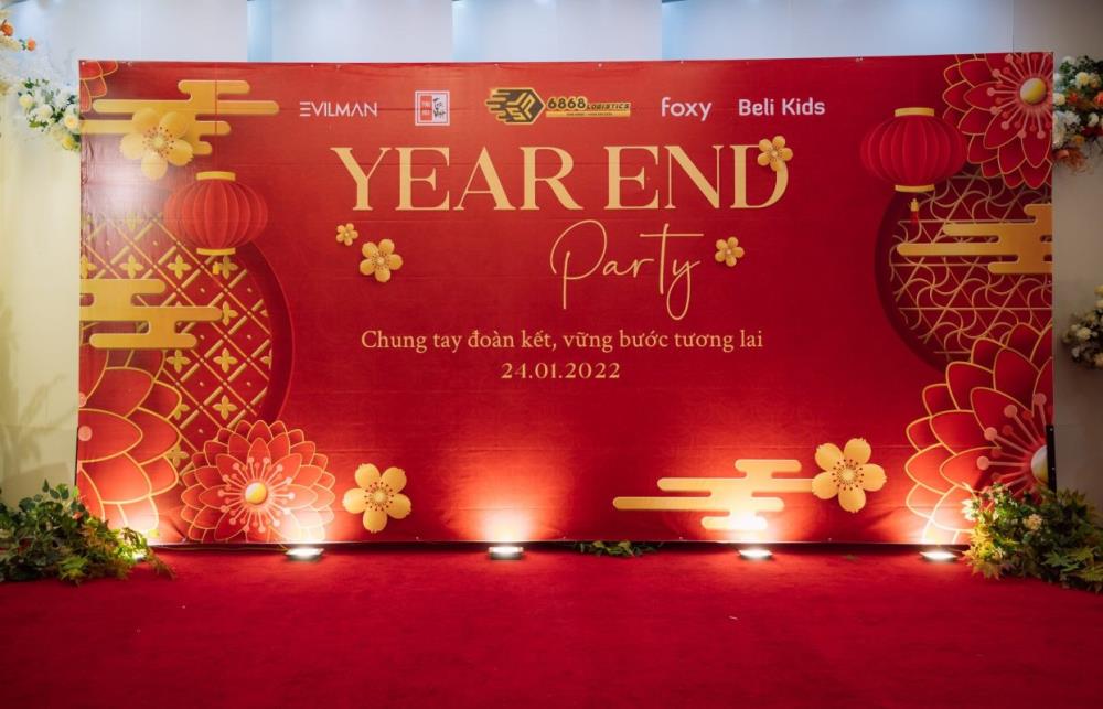 Backdrop đơn giản t&ocirc;ng đỏ &ndash; v&agrave;ng, dễ setup, ph&ugrave; hợp tiệc Year End quy m&ocirc; vừa v&agrave; nhỏ.