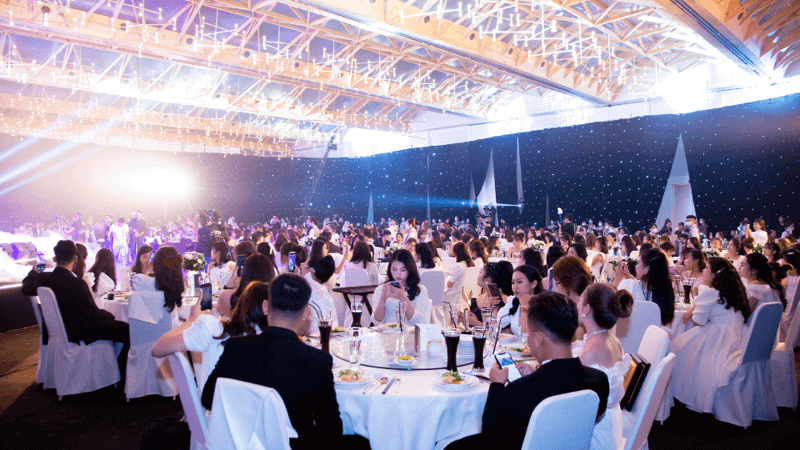 Kh&ocirc;ng kh&iacute; buổi tiệc Year End Party