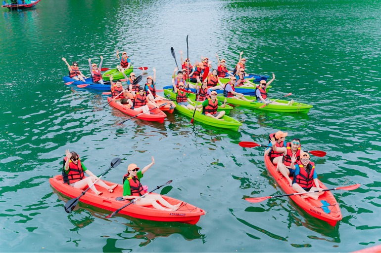 Team building tại vịnh Lan Hạ