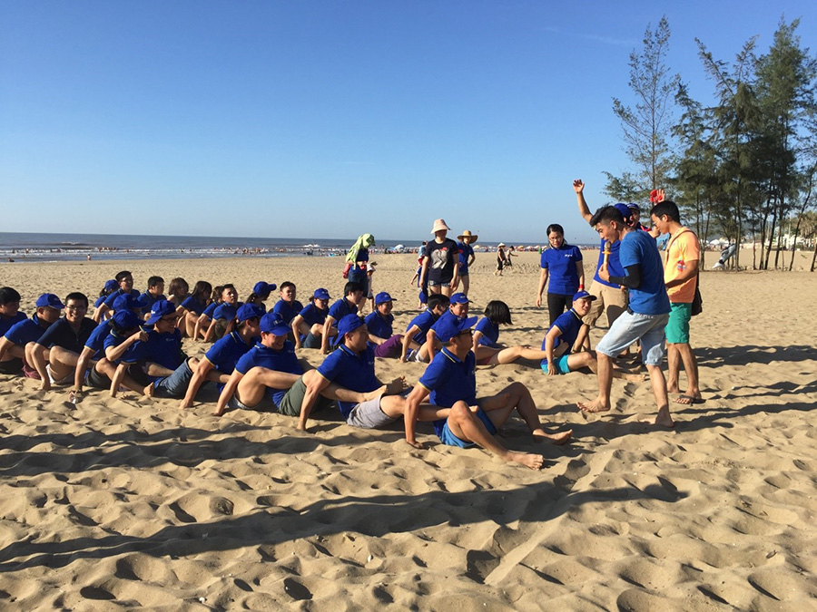 Đua thuyền trên cạn – trò chơi team building ở biển