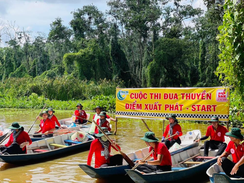 Hoạt động đua thuyền trên sông.