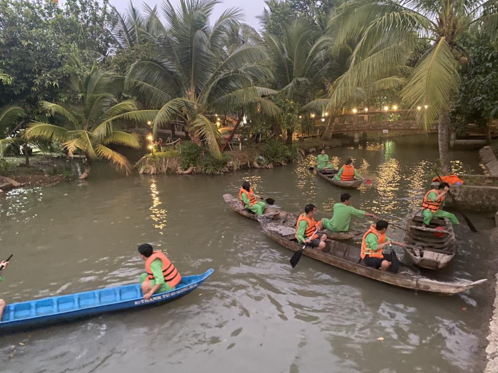 Hoạt động chèo xuồng ba lá đầy thú vị