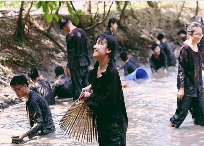 Hoạt động tát mương bắt cá cực kỳ hấp dẫn.