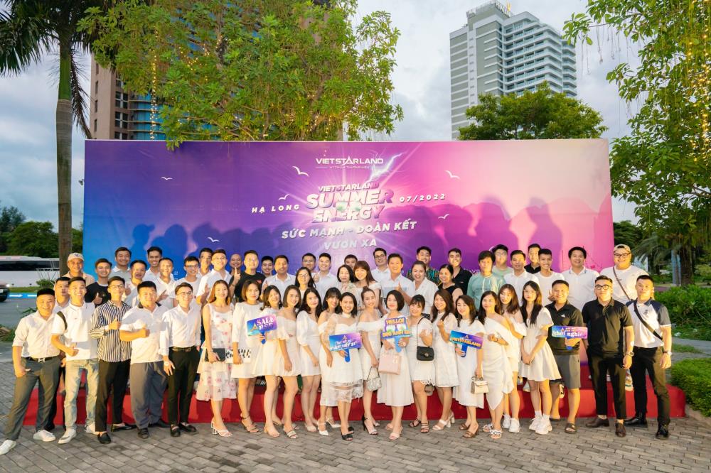 Trang phục gần gũi, nhẹ nhàng, thanh lịch luôn là điểm cộng 