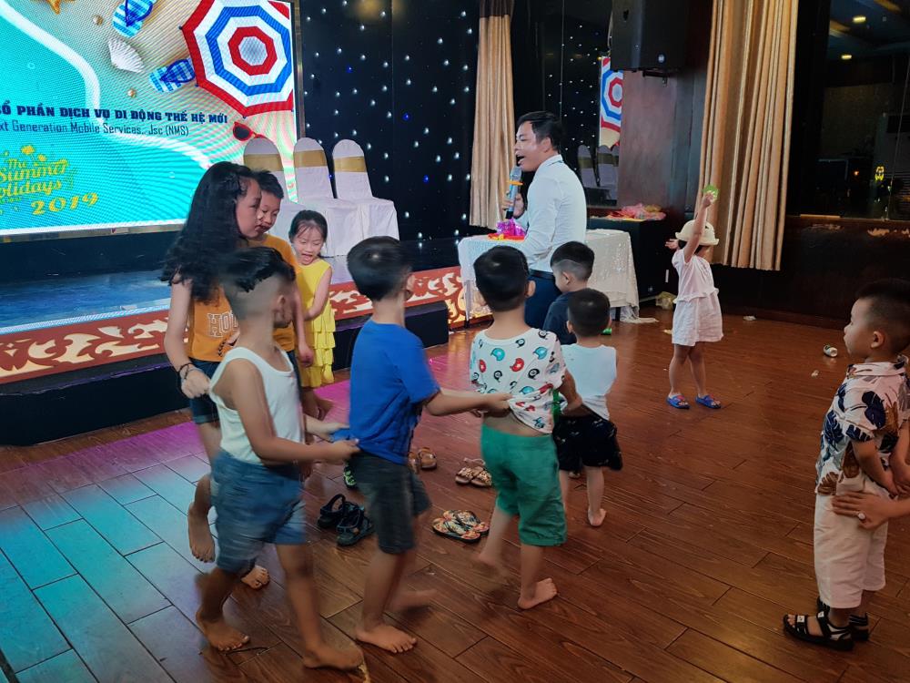 Các bạn nhỏ thích thú với các trò chơi. 