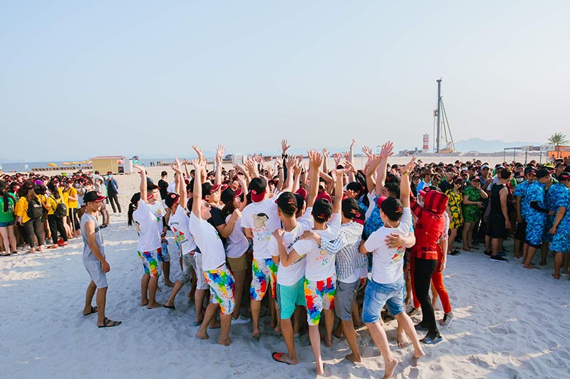 Khoảnh khắc lan tỏa niềm vui qua team building.