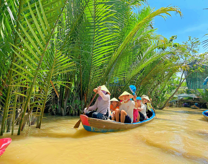 Du khách trải nghiệm chèo xuồng ba lá
