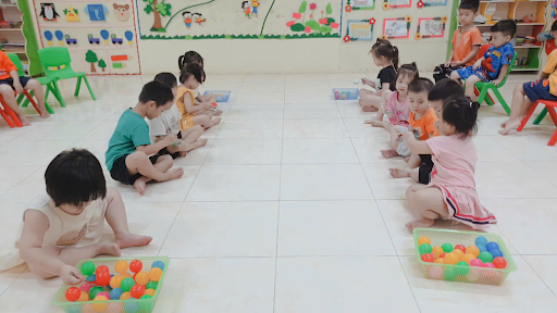 Trò chơi “Chuyển bóng bằng thìa” của các bạn nhỏ. 