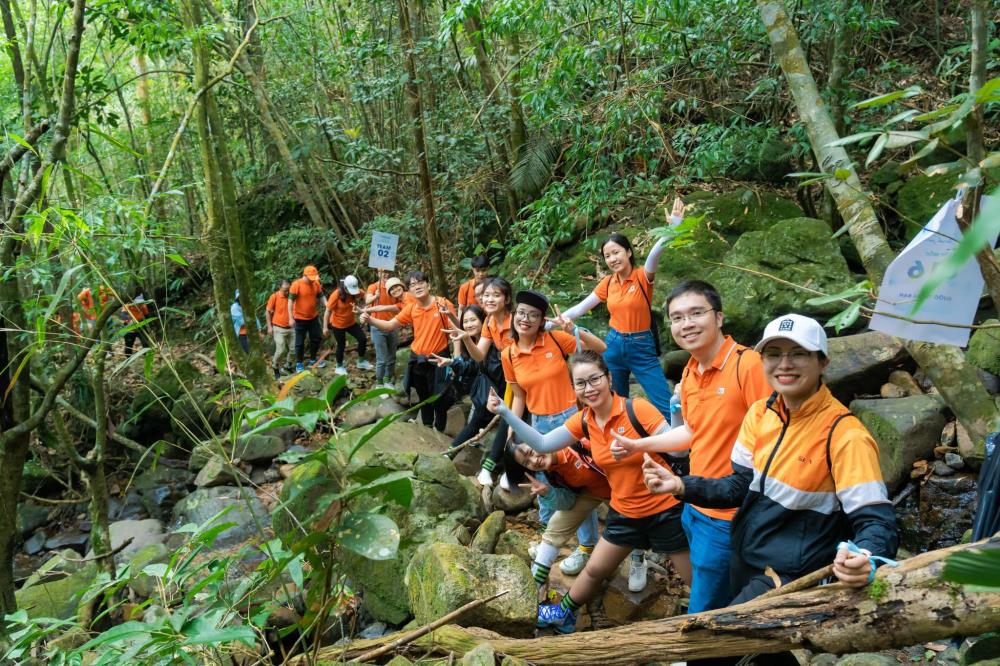 Trang phục cho team building kết hợp trekking, khám phá thiên nhiên.