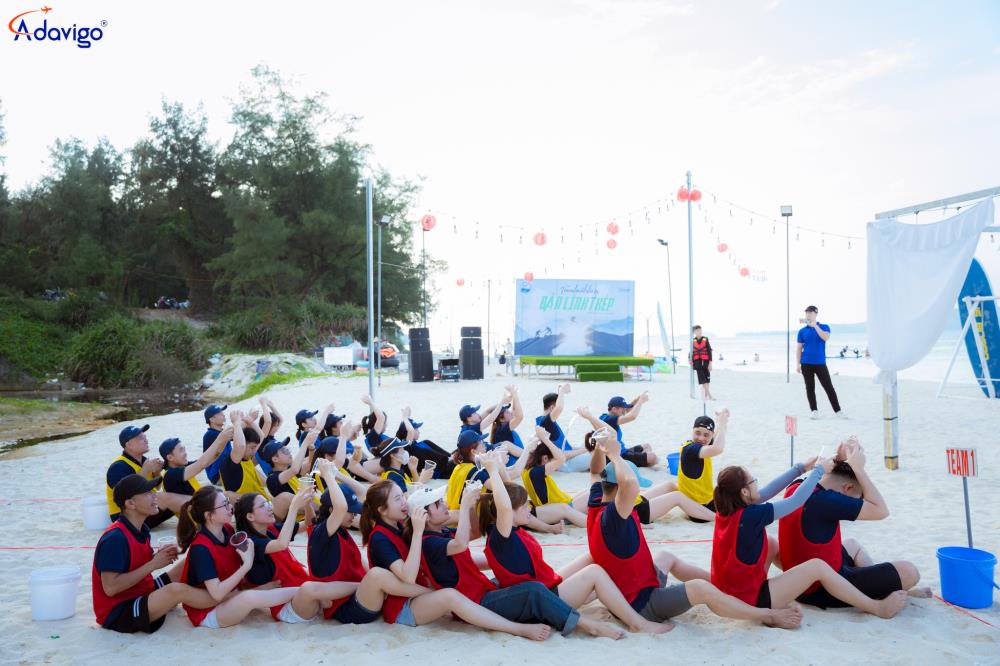 Trang phục thoải mái cho teambuilding bãi biển.