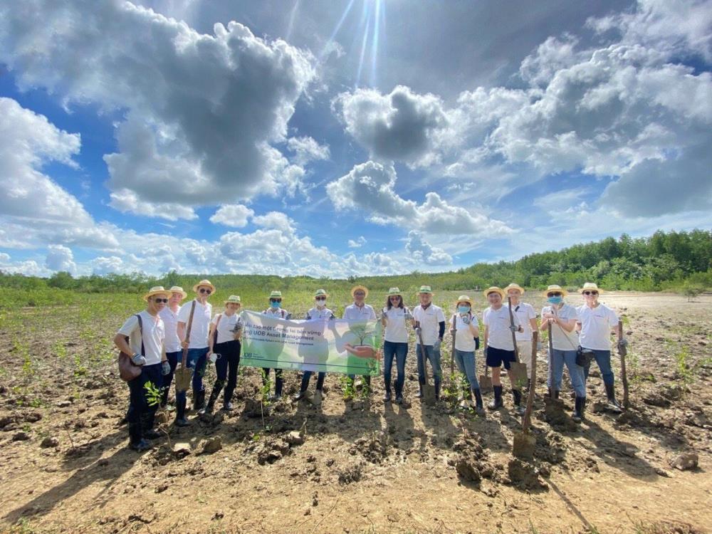 Hoạt động team building trồng c&acirc;y - bảo vệ m&ocirc;i trường.